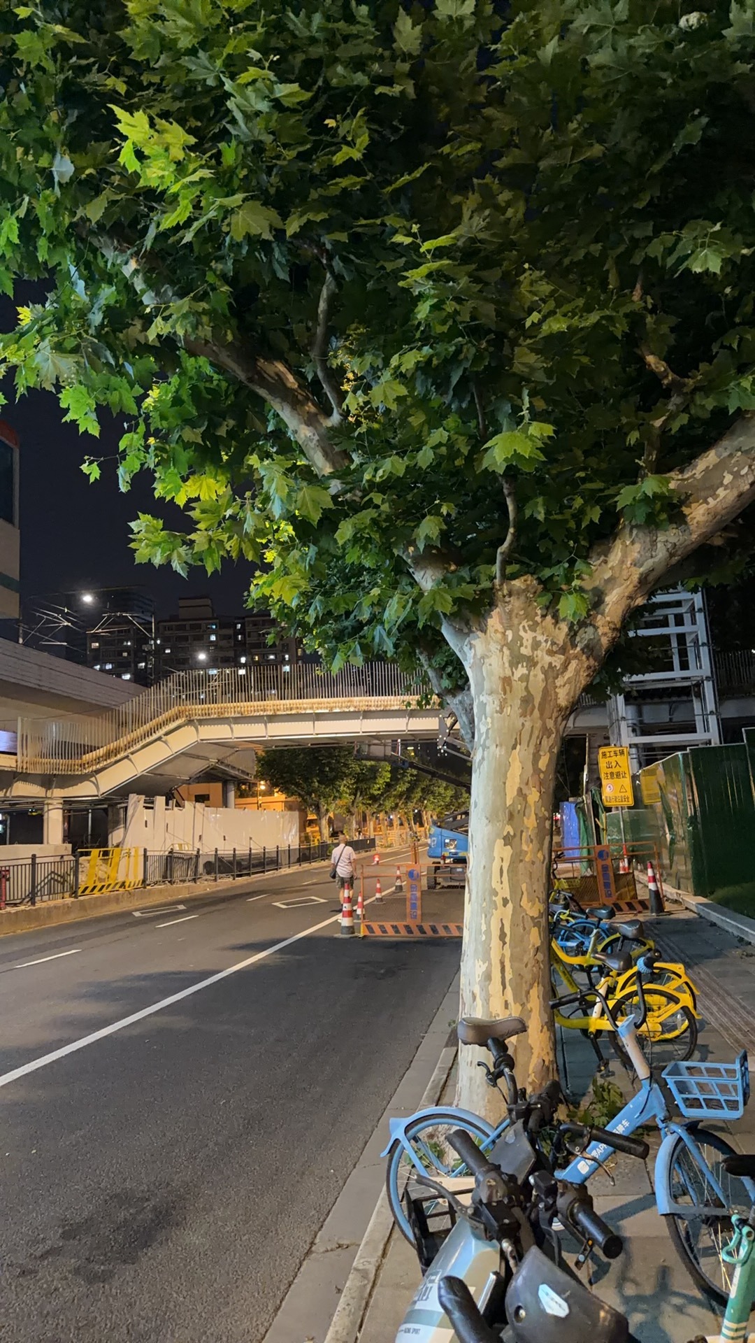 修天桥喷我一身油漆姐妹还穿的一身黑时尚上海市政为提升我穿搭品味的小巧思罢了。