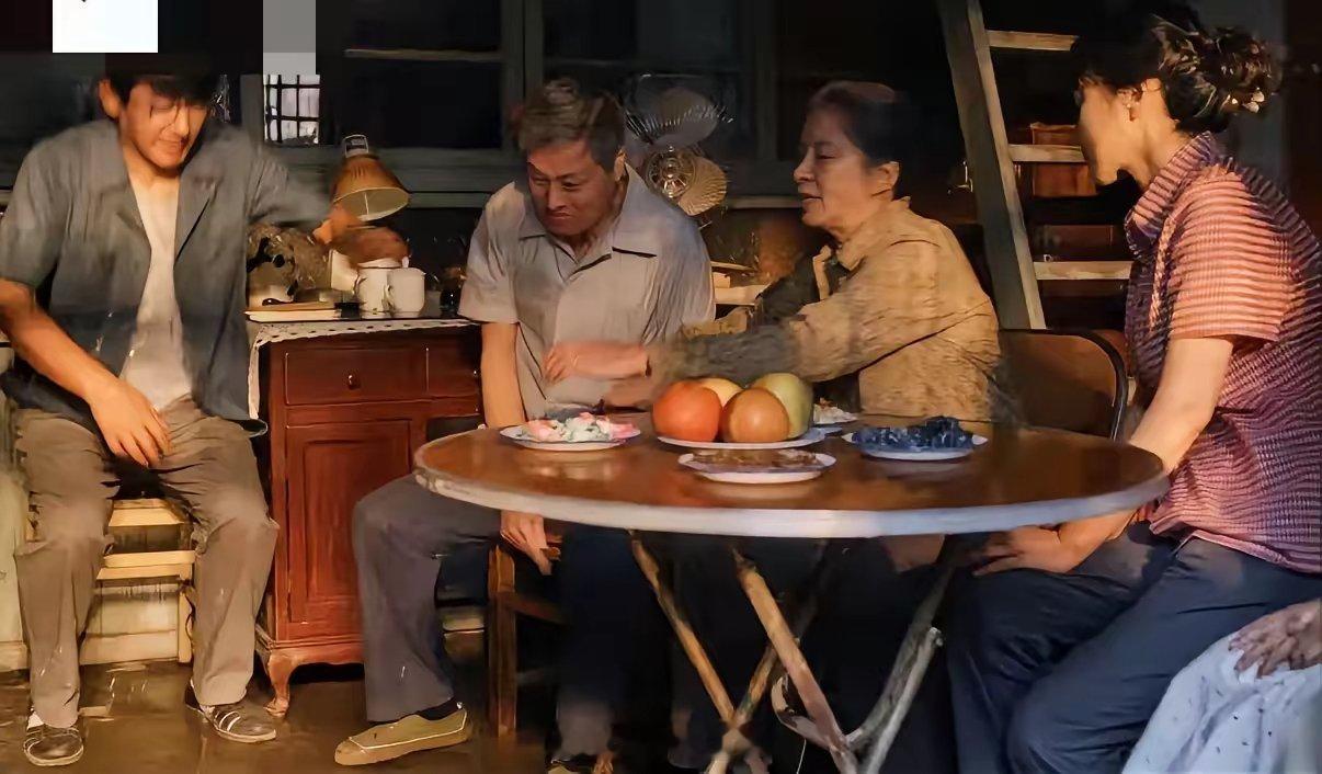 《小巷人家》黄玲：“妈，你还想要我的工资，我总算留了个心眼儿，没给”。庄老太没说