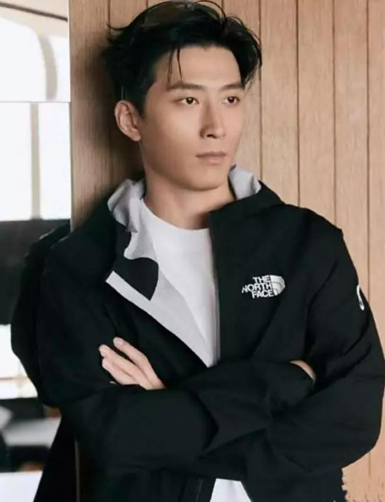 窦骁从空手道赛场跨界演艺圈，沉寂后新回归，是要撕掉 “赘婿” 标签？

这人生剧