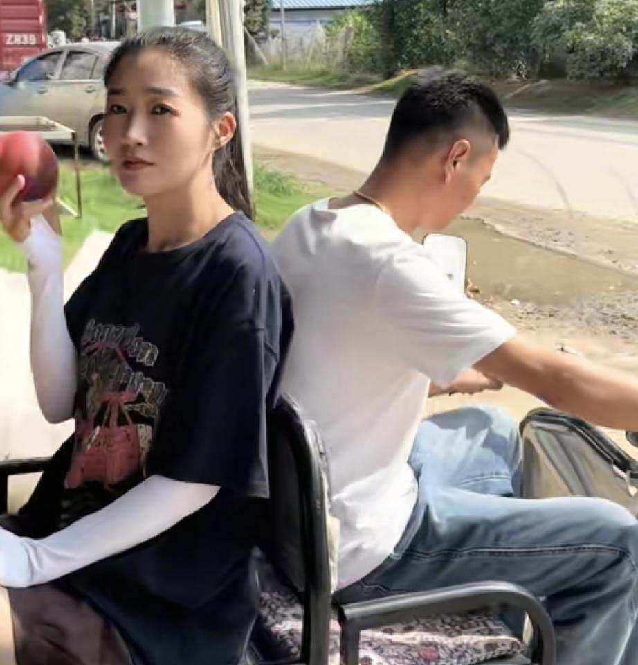 林丽真该向厉怀远学习做点接地气的事了！
今天曾芊雅夫妇在厉怀远农场直播带货，虽然