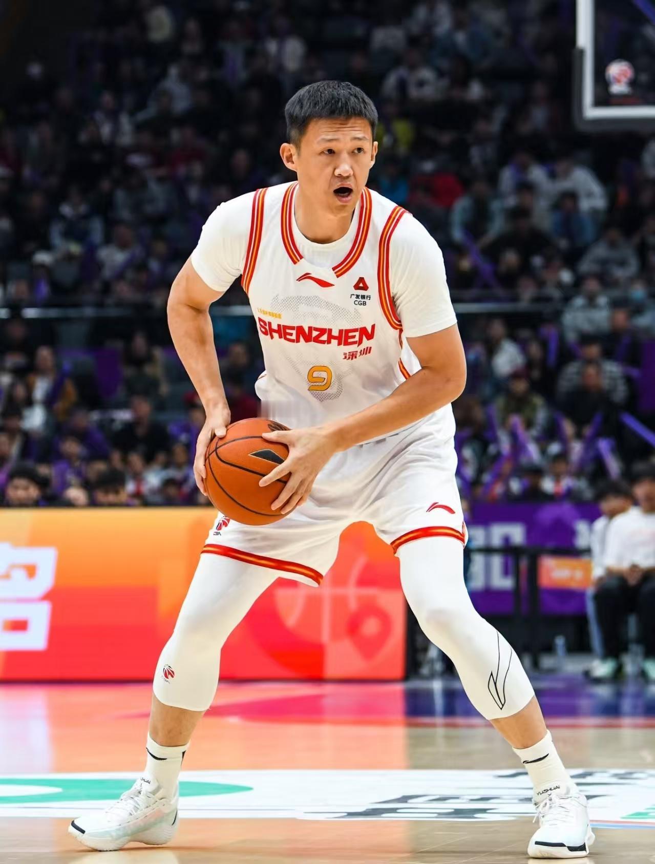 深圳双子星低迷，史密斯一打五狂砍45分15板14助大号三双，周鹏末节两记三分杀死