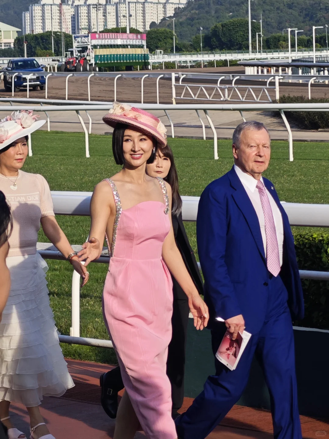 高海宁在沙田马场出席活动，好靓！许诗晴颜值很能打，比剧里还好看！ ​​​