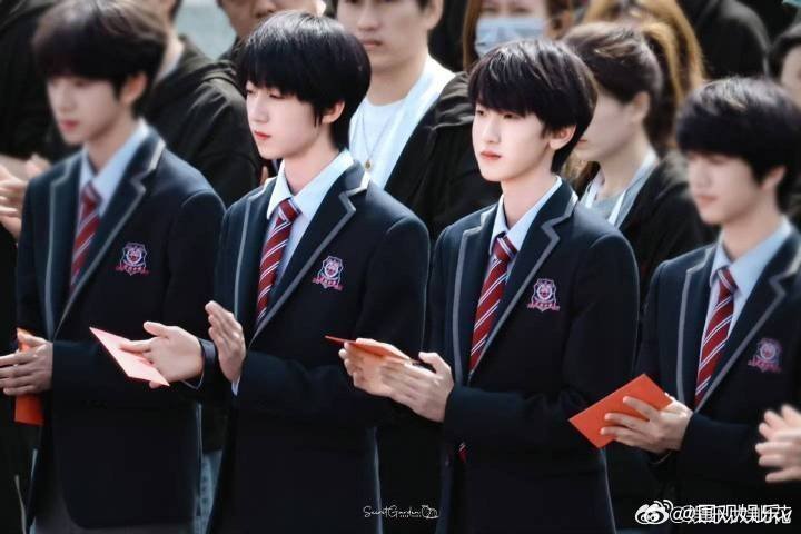 杨博文看左奇函打球杨博文陪左奇函打球我们的少年时代2路透，左奇函在球场上打球，杨