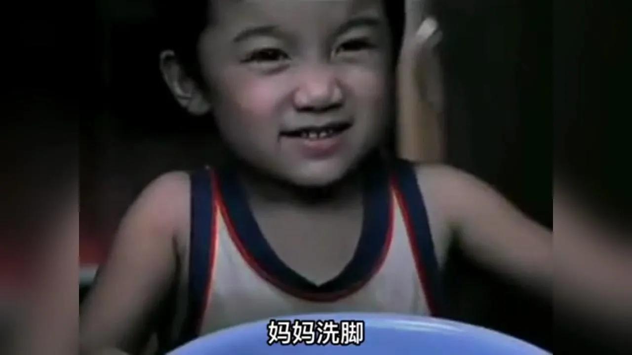 大家还记得家有儿女里小雨么？还记得央视公益广告里那个趔趔趄趄给妈妈端洗脚水小男孩
