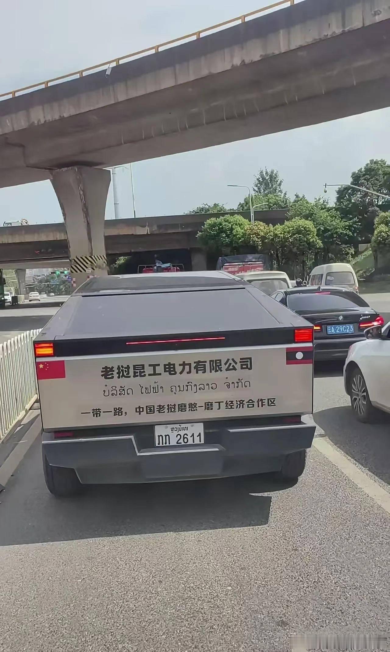 街头上的一幕，惊呆了啊。 ​​​
