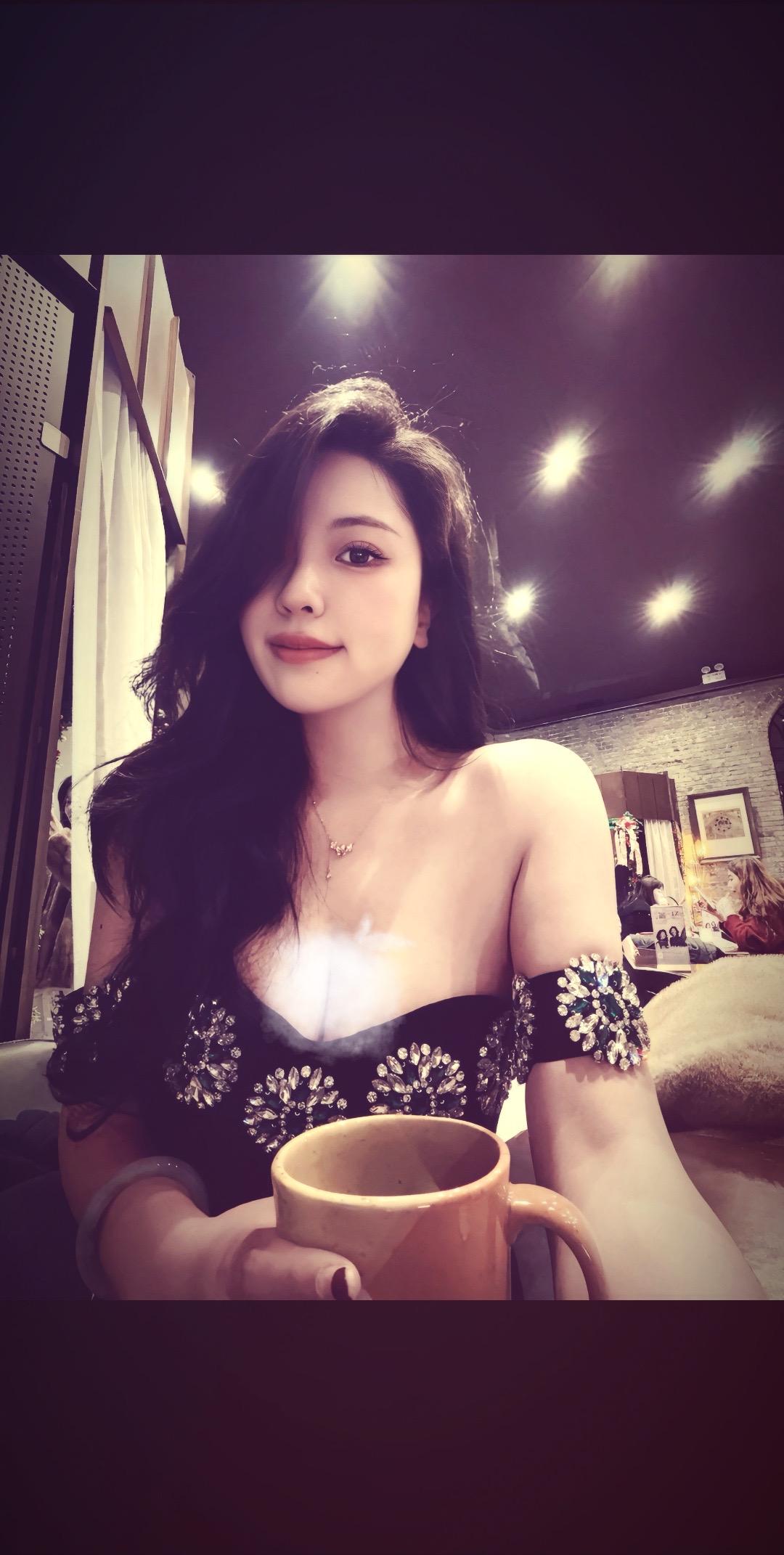不是一见钟情 是第一次见面穿了包臀裙.
