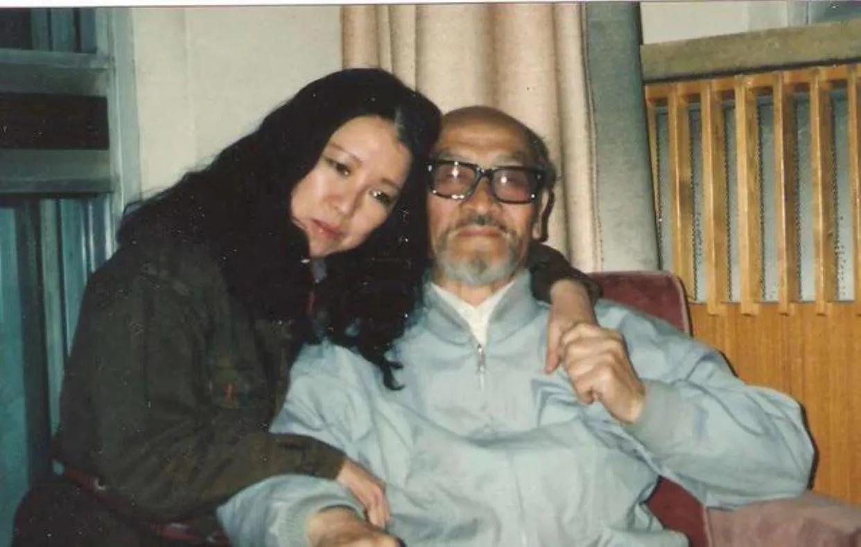 1990年台湾著名女作家三毛恋上了大她30岁的西部歌王王洛宾，这是一段跨越年龄时
