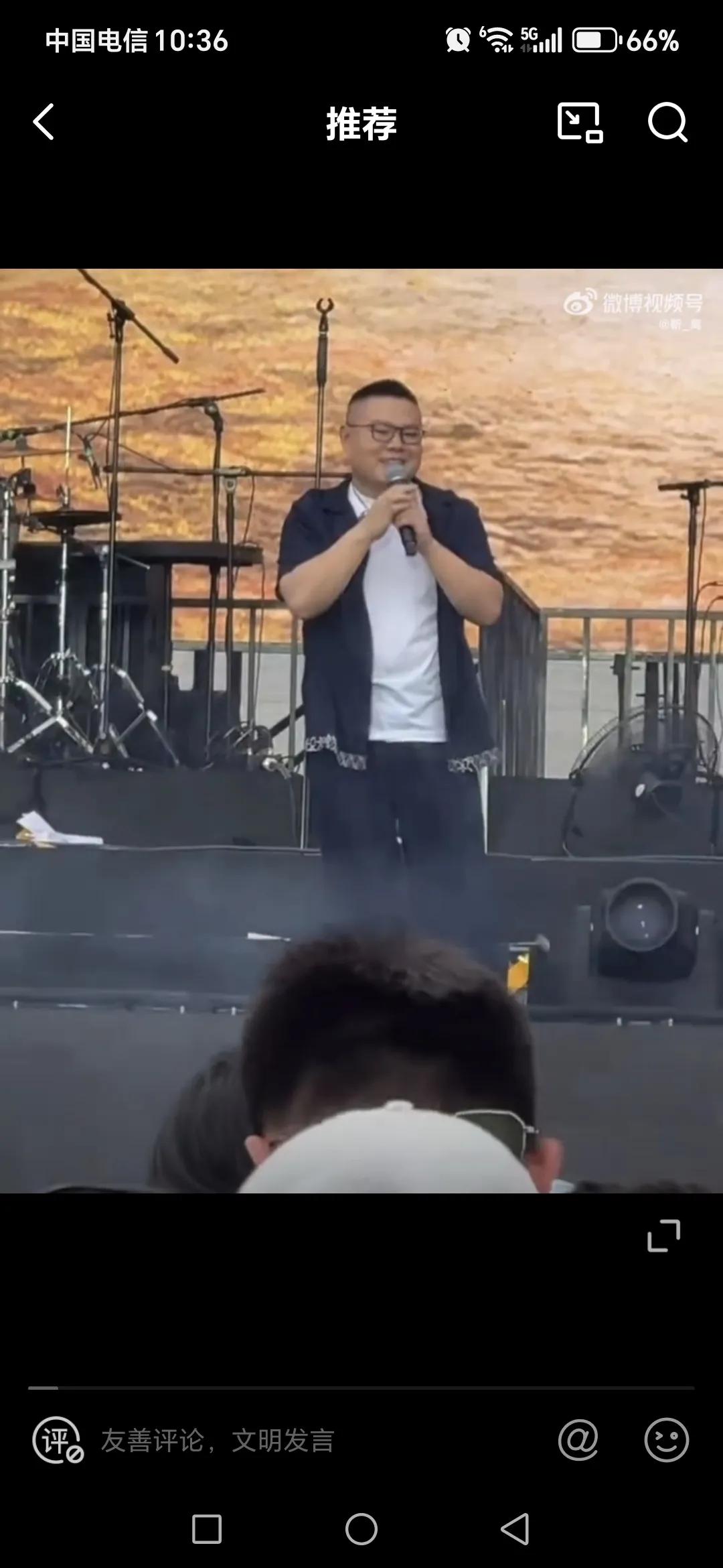 佛山左岸音乐节，小岳岳面对女观众“整蛊”临危不乱，平稳过关！

5月2日在佛山银
