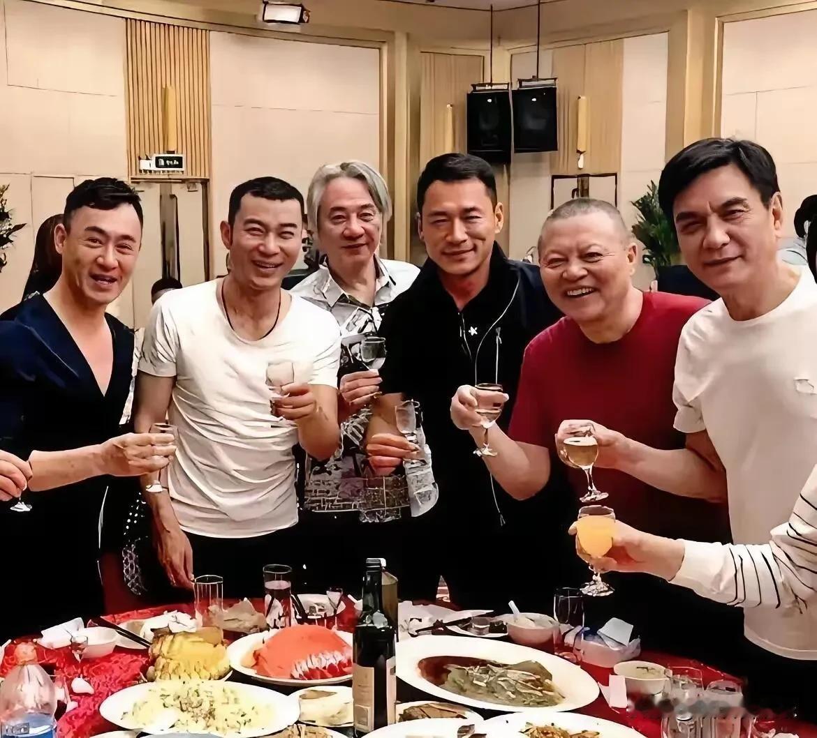 这几位都是90年代电视剧《水浒传》主要演员，哇，“西门庆胆儿大了，敢和武松一起同