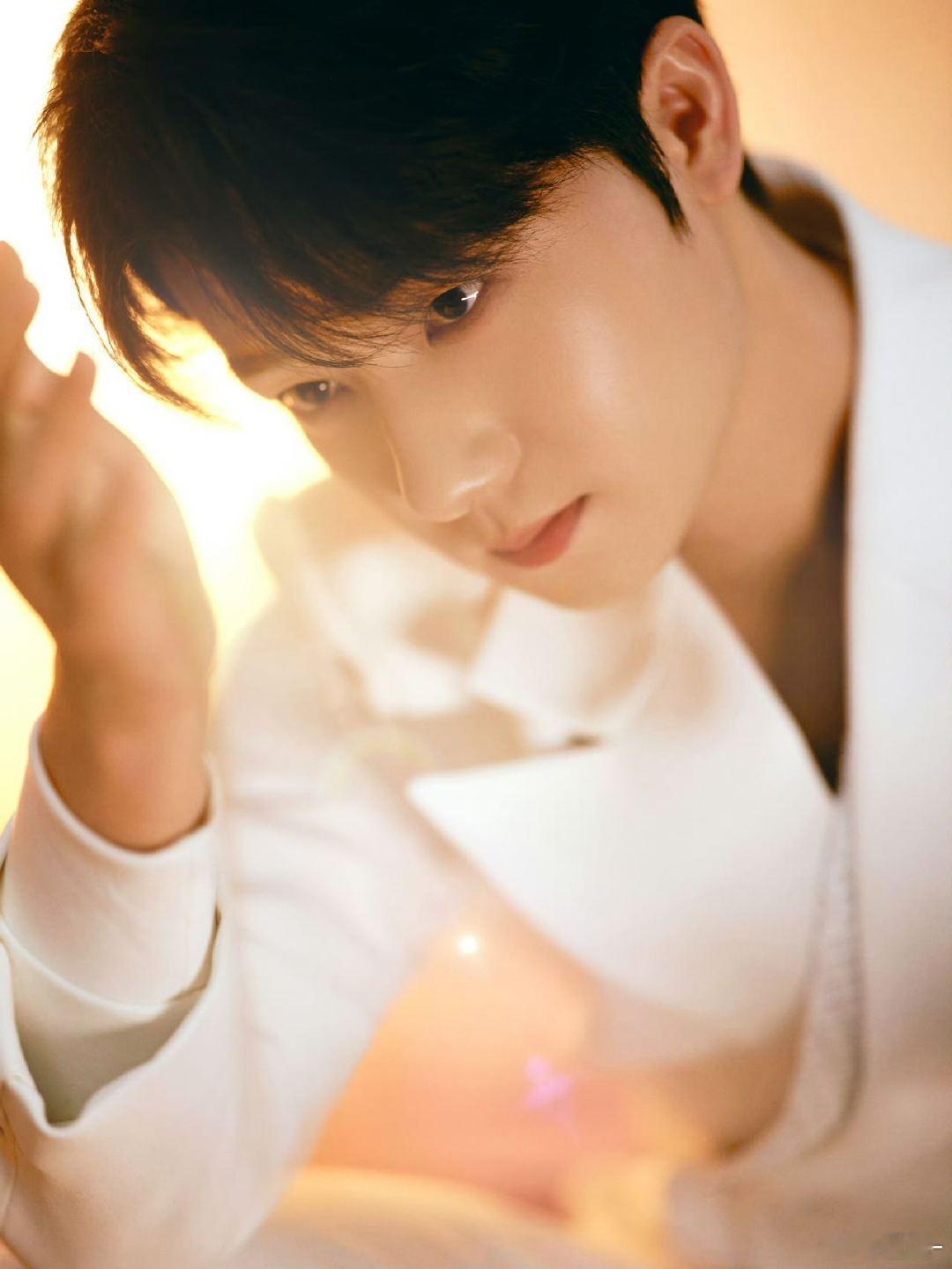 蒋敦豪复刻尔康表情包蒋敦豪模仿尔康表情包细节控实锤！从挑眉的幅度到瞪眼的神态，再