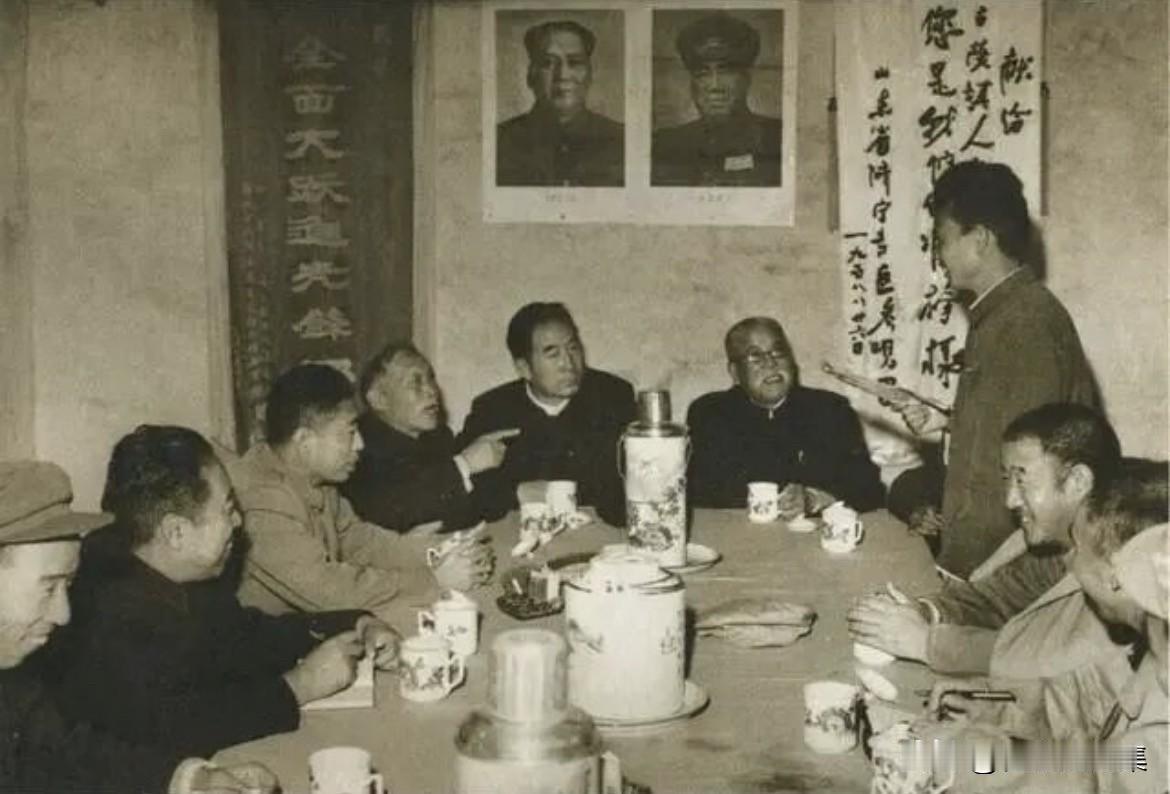 1958年10月18日，薄一波、谢觉哉、徐特立、宋任穷在郑州古荣镇调查人民公社情