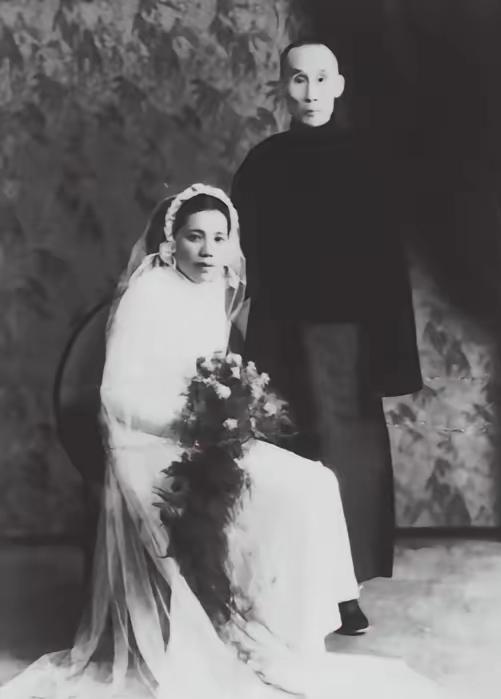 1932年，19岁学霸校花张晓芳，在母亲的强制下，嫁给52岁已婚富豪。她强忍泪水