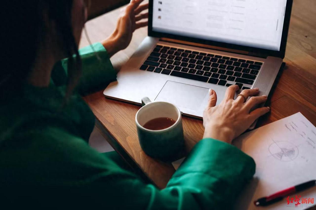 这和我们的理念确实不一样！咱们国家提倡的是加班和奉献，尤其是公职人员不加班都要被