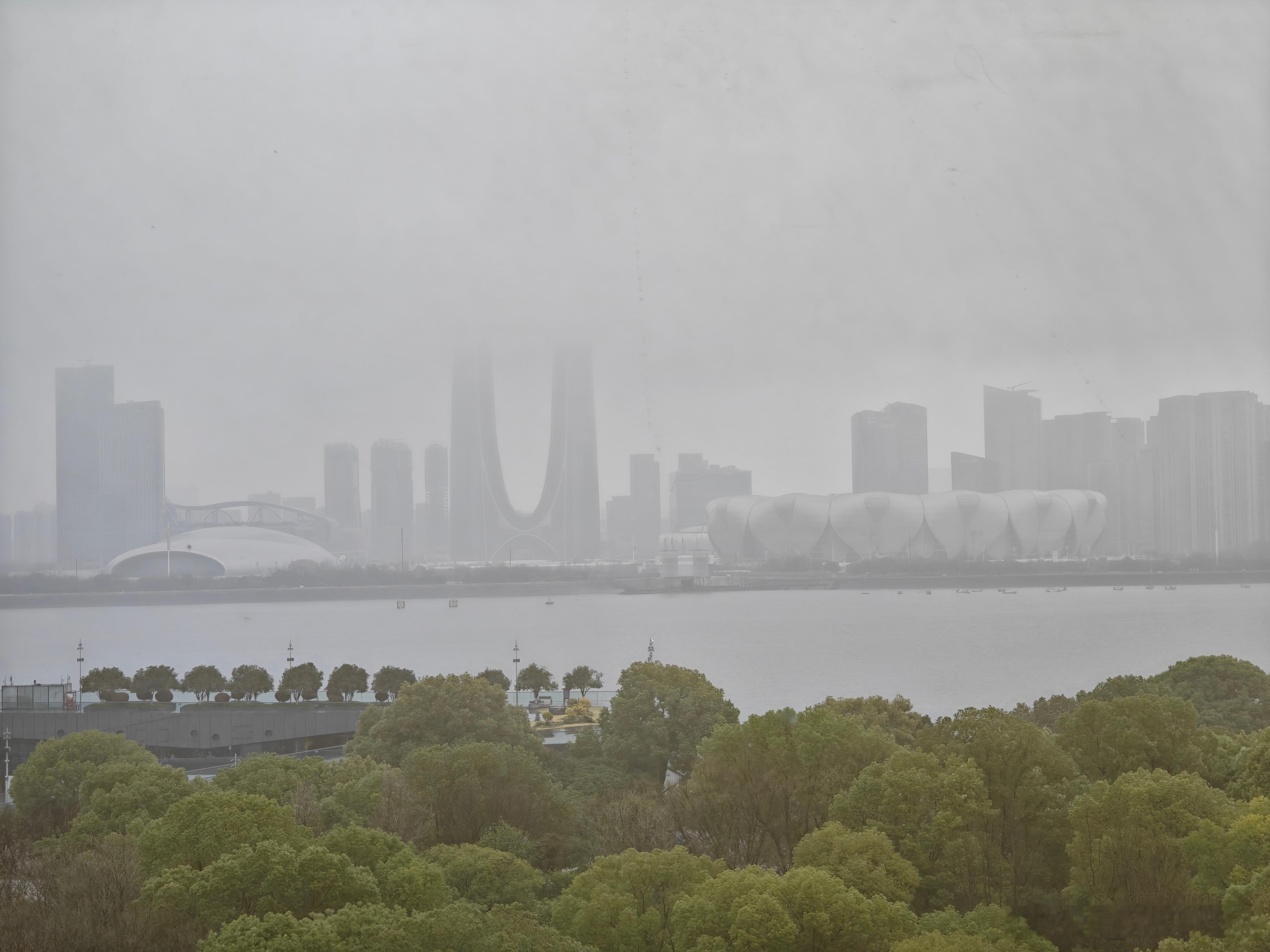 杭州下雨，是不是应该去西湖溜达溜达[笑cry]  ​​​