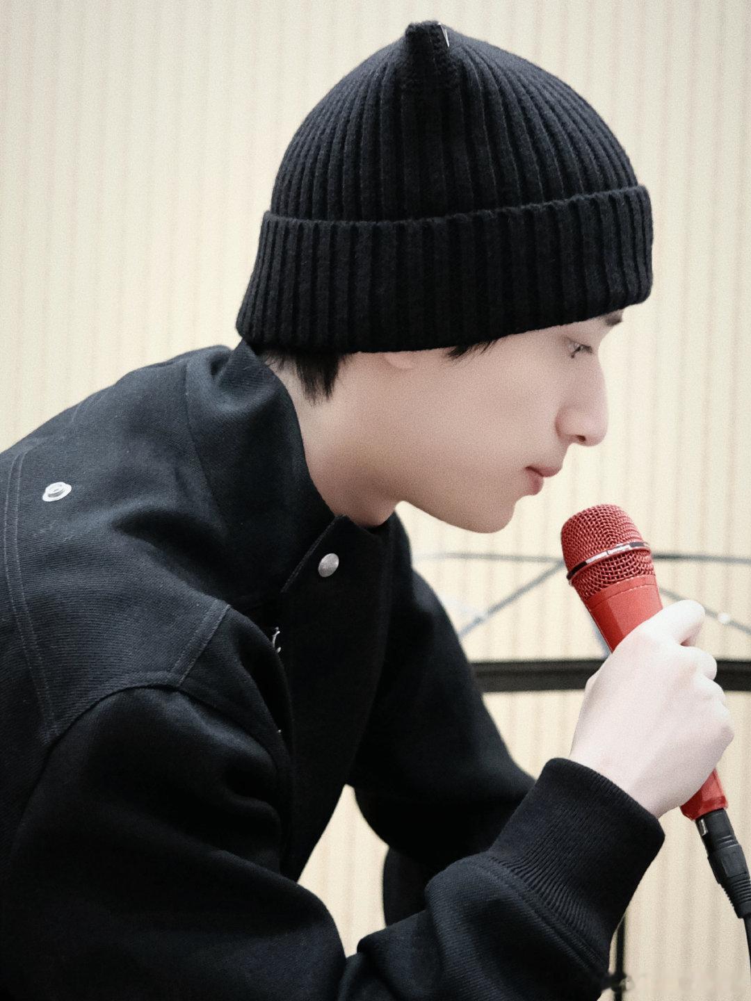 严浩翔侧颜唱，严浩翔allblack毛线帽，谁懂这个浩翔侧颜开唱的痞感呢，下次请