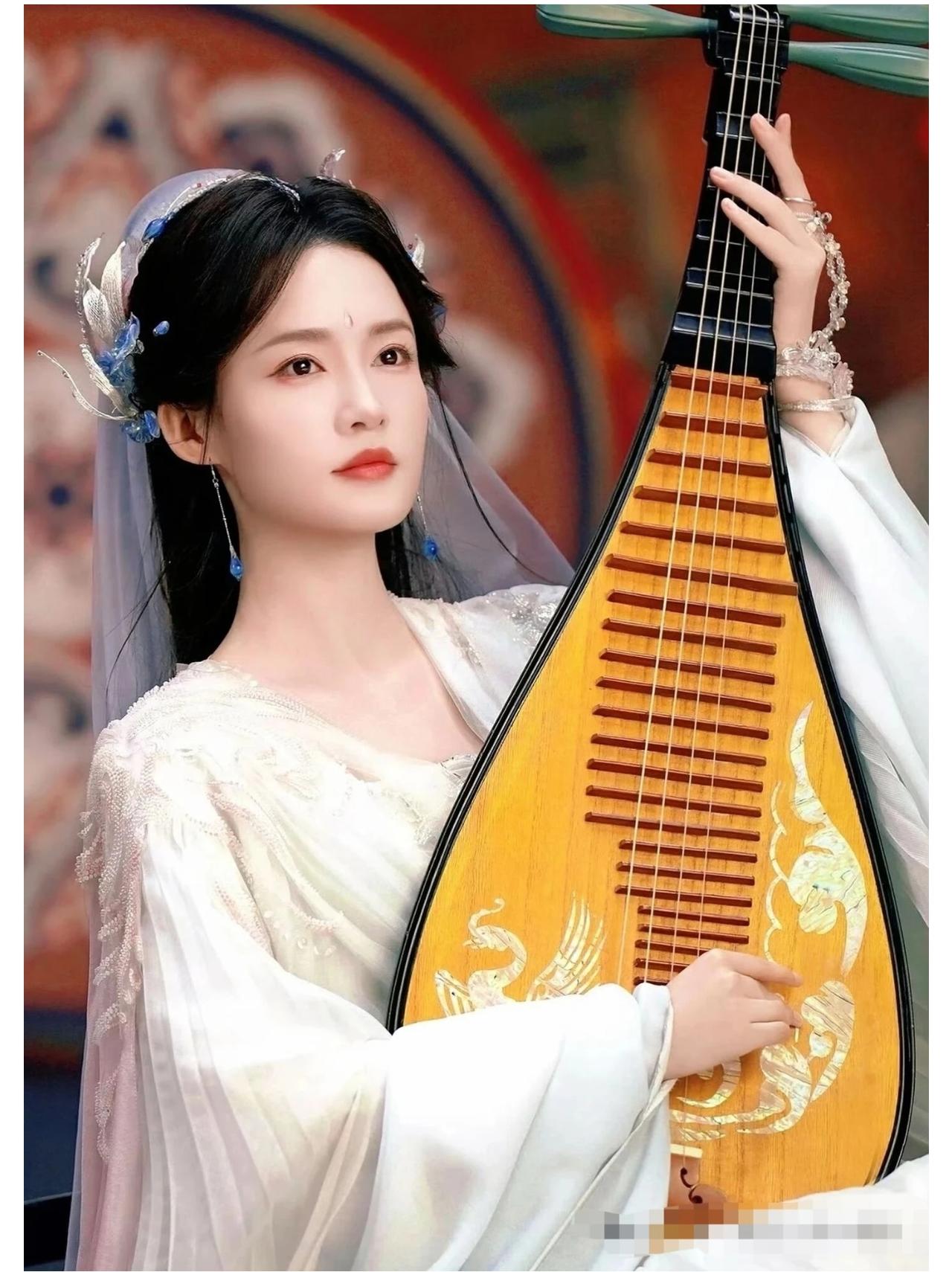李沁新剧《咸鱼飞升》，这魅力谁能抗拒？
既能演《白鹿原》悲情坚韧的田小娥
也能演