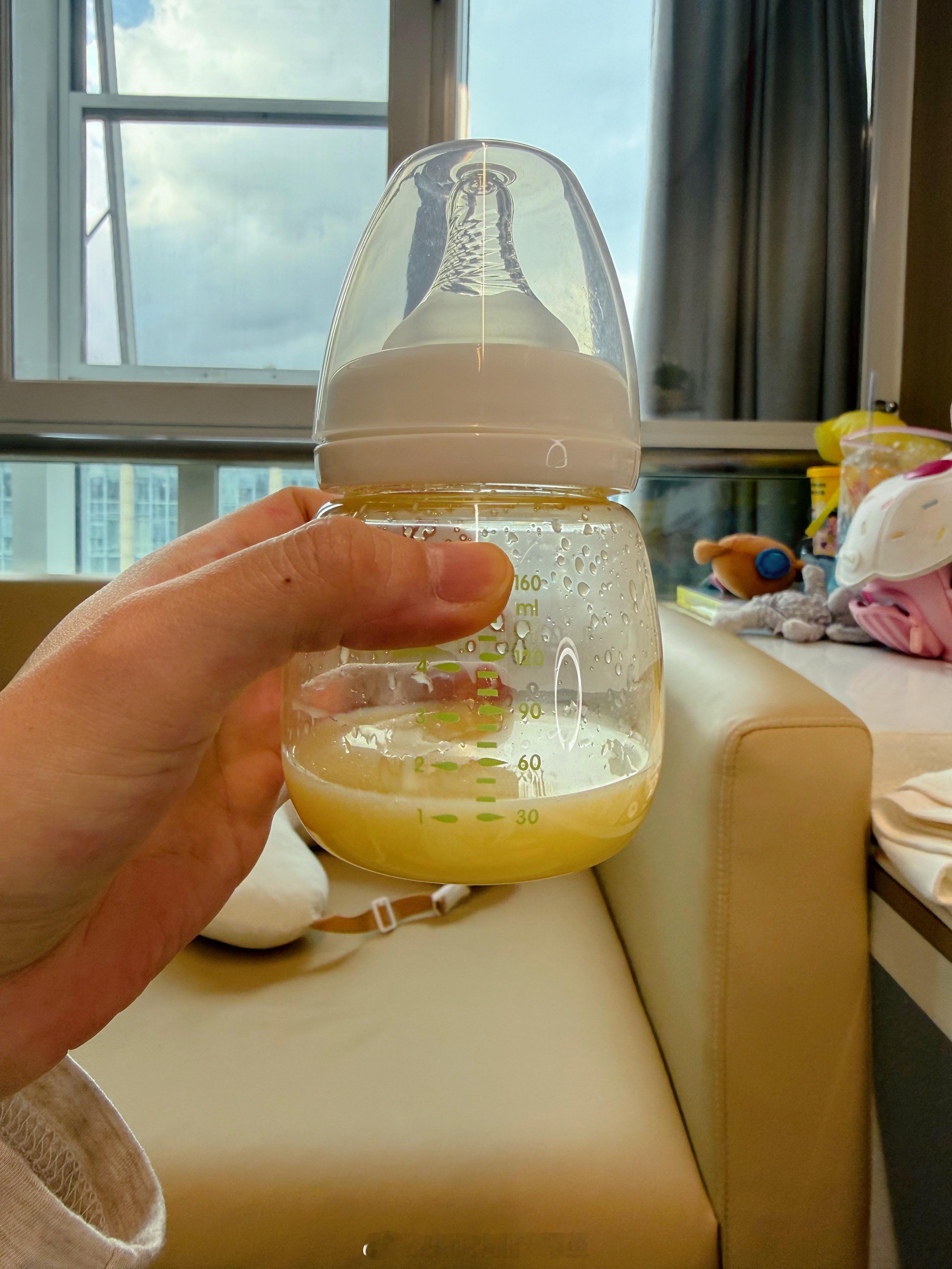 生理性涨奶阶段性缓解，疯狂冰敷+孩子吸+适量移出（不要排空）。 