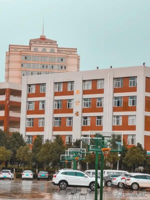 孩子考不上普高并非就没出路。在传统观念里，普高是通往大学的重要途径，可如今社会发