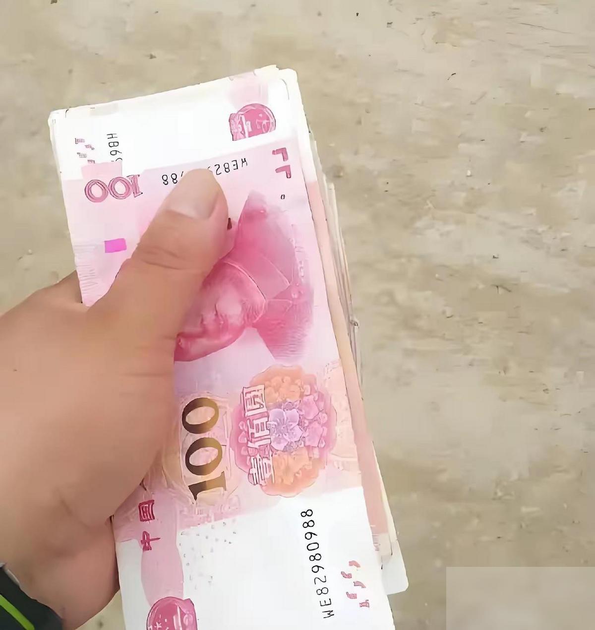 “天地良心！”上海，男子上门给一老人开锁，开完，老人塞给他一只沉甸甸的袋子。据称