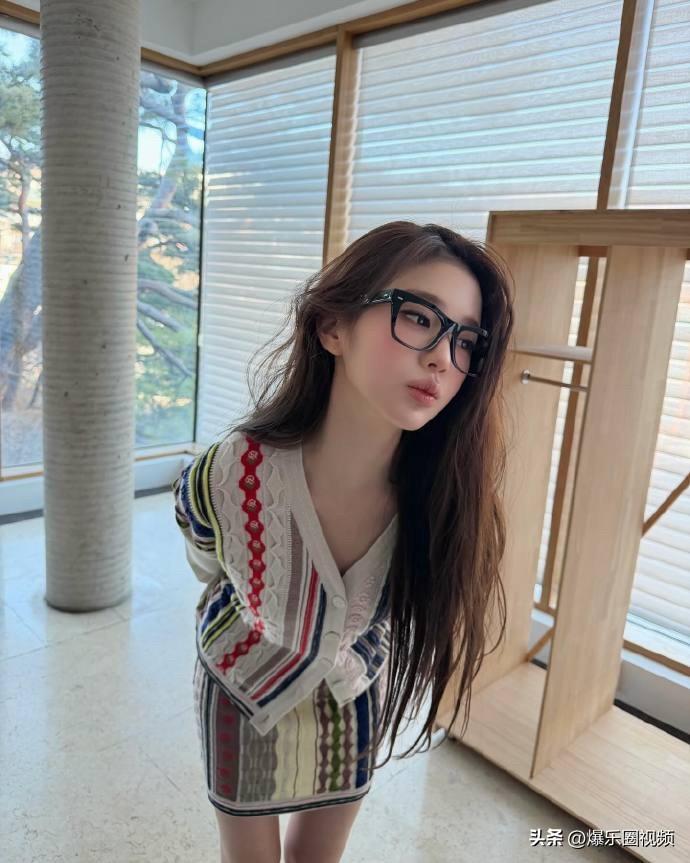 ❤️❤️张元英最新私服太绝了！
彩条针织套装复古灵动，黑蕾丝裙甜而不腻，低饱和针