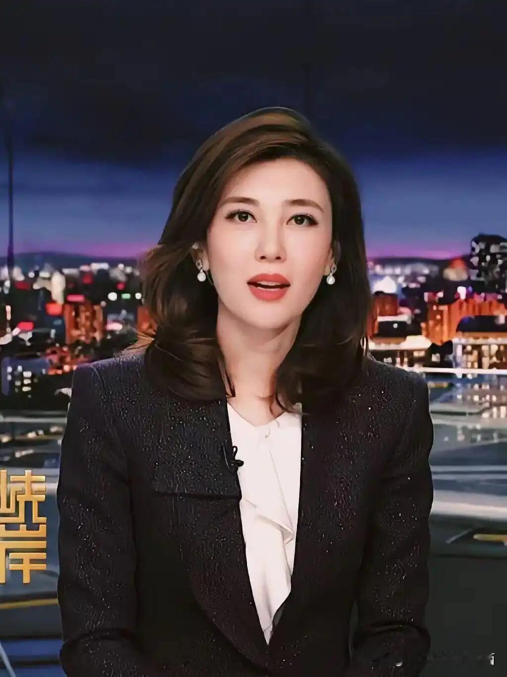 央视的门面担当果然长得十分漂亮，她的美都是自带高级感，是很多年轻主持人模仿不来的