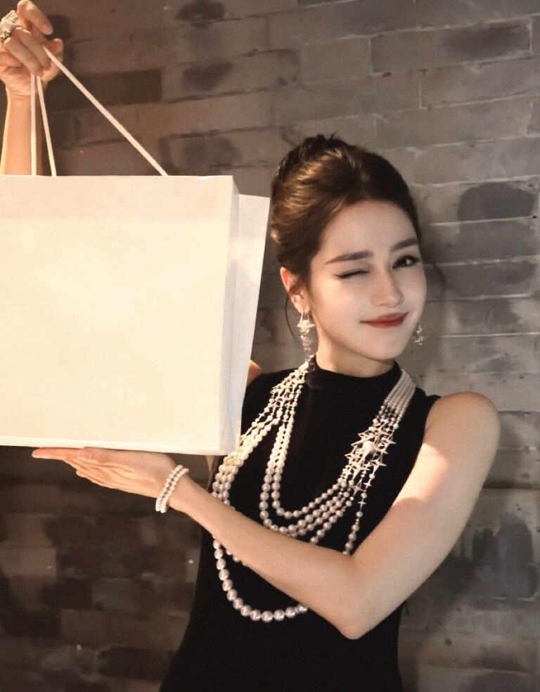 迪丽热巴完全傲娇大小姐
迪丽热巴 看得出她是公主