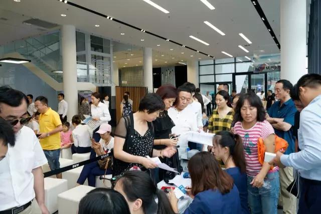 买涨不买跌！BBA组团涨价之后，去店里看车都得排队。
在宝马“退出价格战”的带领