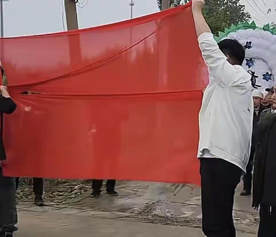 狭路相逢，红白事相遇确实考验智慧。按传统习俗，一般是红事让白事。这是因为白事为大