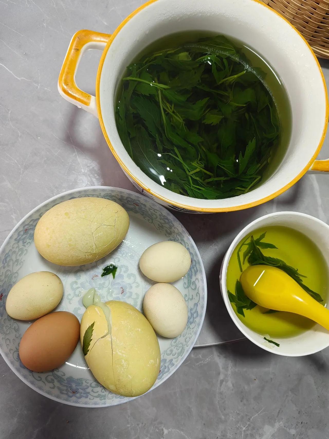 清明节伤力草煮鸡蛋是河南人特殊的味道，每年清明节和端午节的前一天晚上家家户户都会