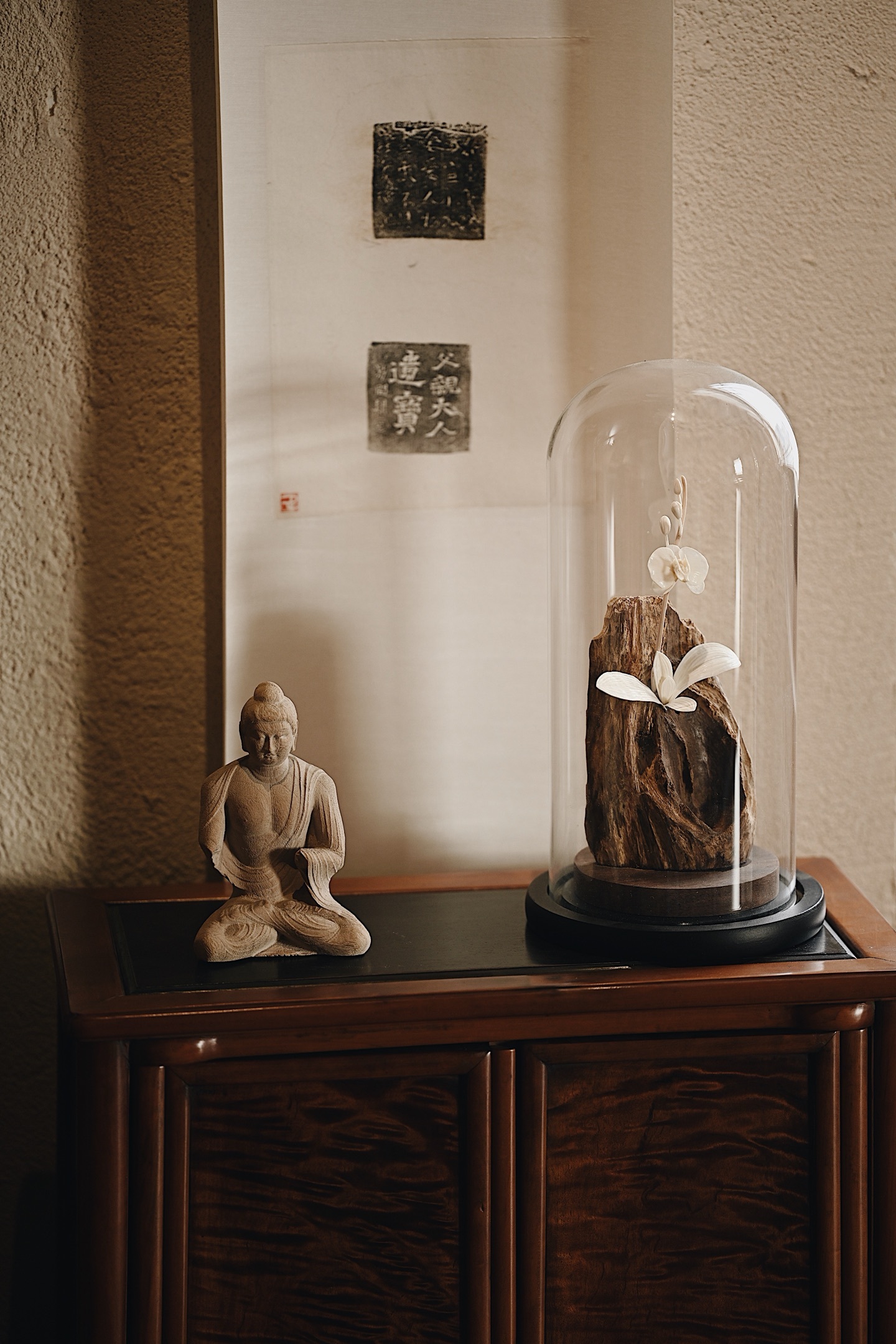 沉香×猛犸 | 兰影婉婉 小摆件取自然之形，婉约柔美，嵌兰花宁静且空灵，光影流转