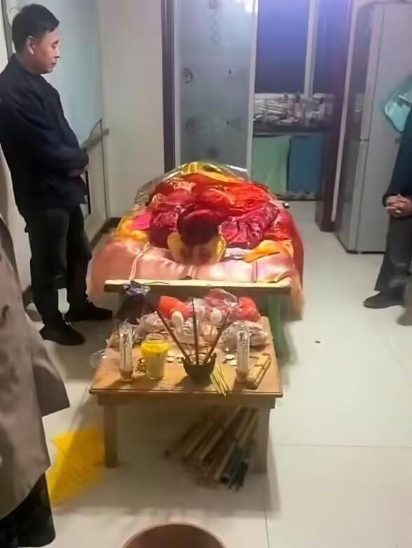 老家亲戚说他家隔壁一户人家，老人还没断气呢，子女就把寿衣给穿上了，屋外桌子摆好、