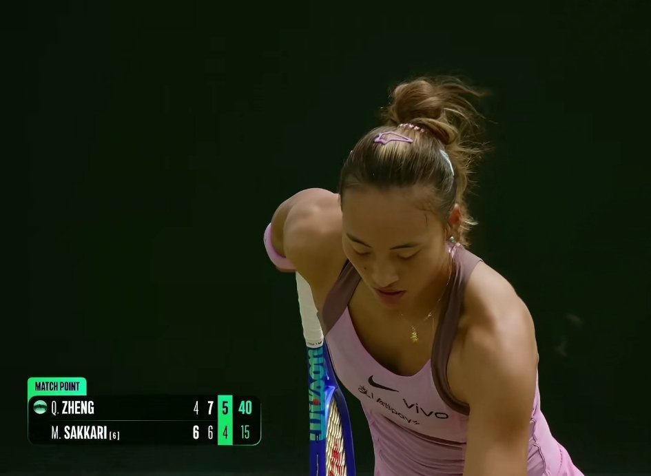 郑钦文草地赛季首胜🎾 郑钦文终结3连败先丢一盘还顶住压力逆转萨卡里，太不容易了