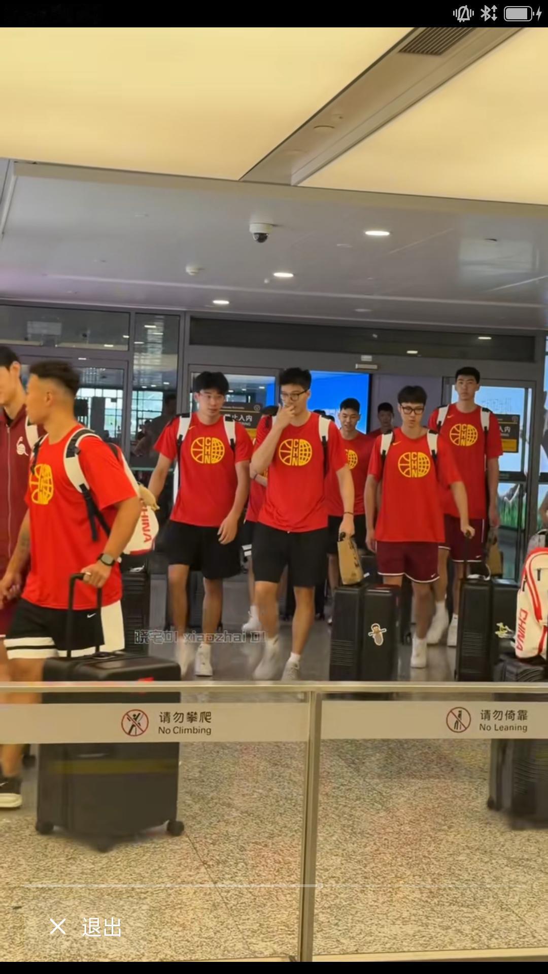 【中国男篮最新消息】昨天下午中国男篮集训队从首都机场出发，乘坐国航班机顺利抵达杭