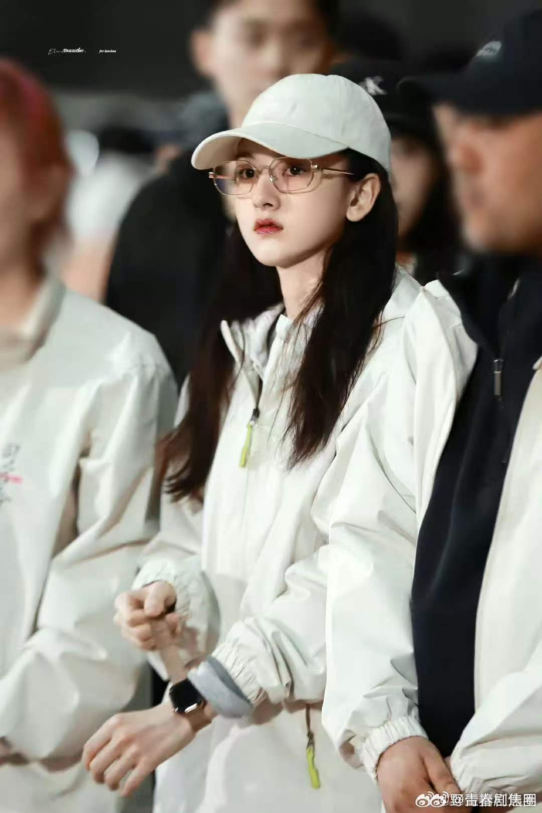 司宫令路透司宫令丁禹兮宋祖儿首度合作，开机路透氛围感拉满，颜值搭档让人越看越期待