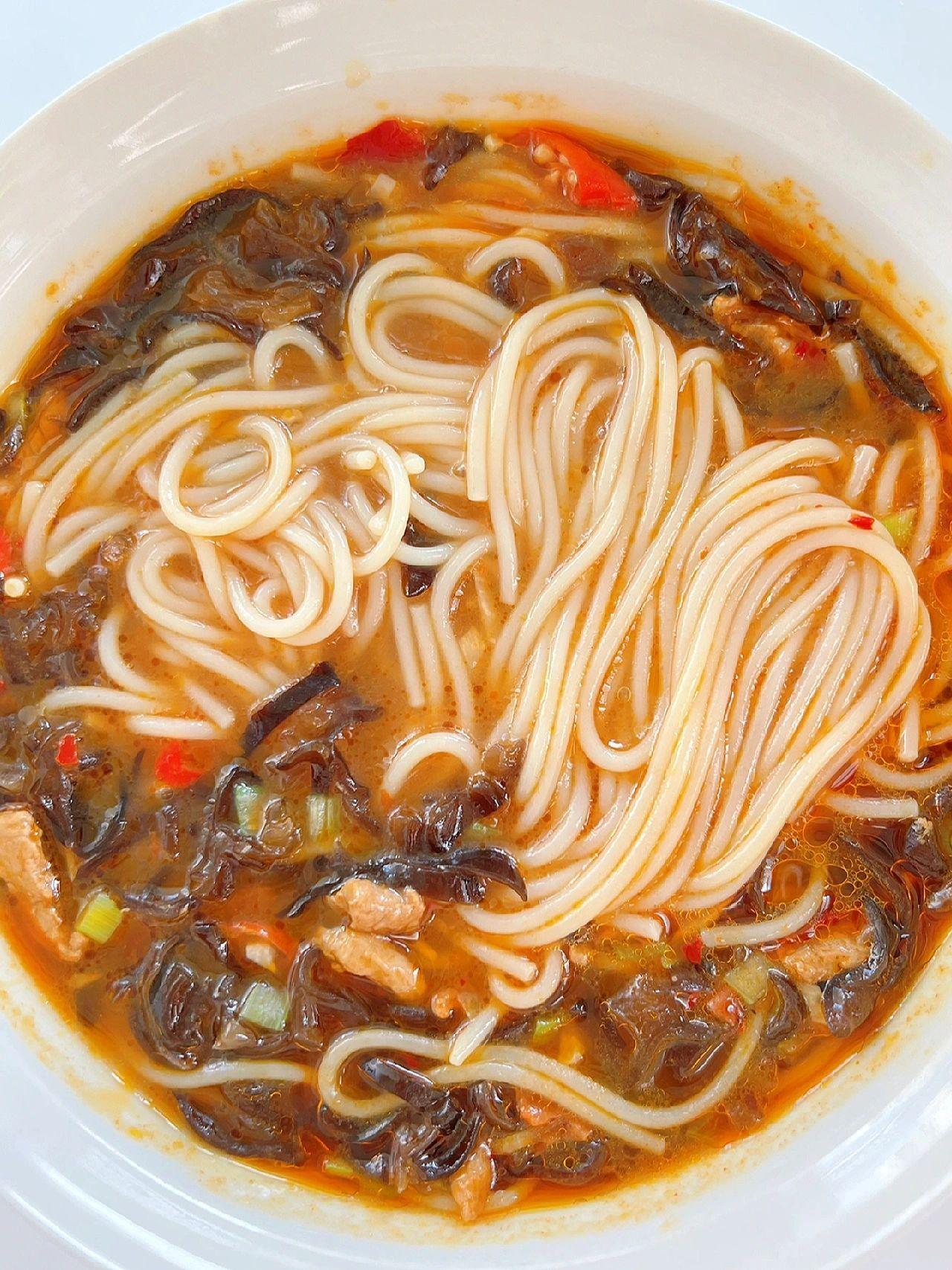 木耳肉丝粉｜香辣爽口，爱嗦粉的快来试试
据说没有一个湖南人能逃过这碗木耳肉丝粉！