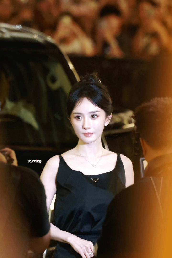 杨幂李沁欧阳娣娣合照同框颜值盛宴，一眼锁定我的女王幂。 