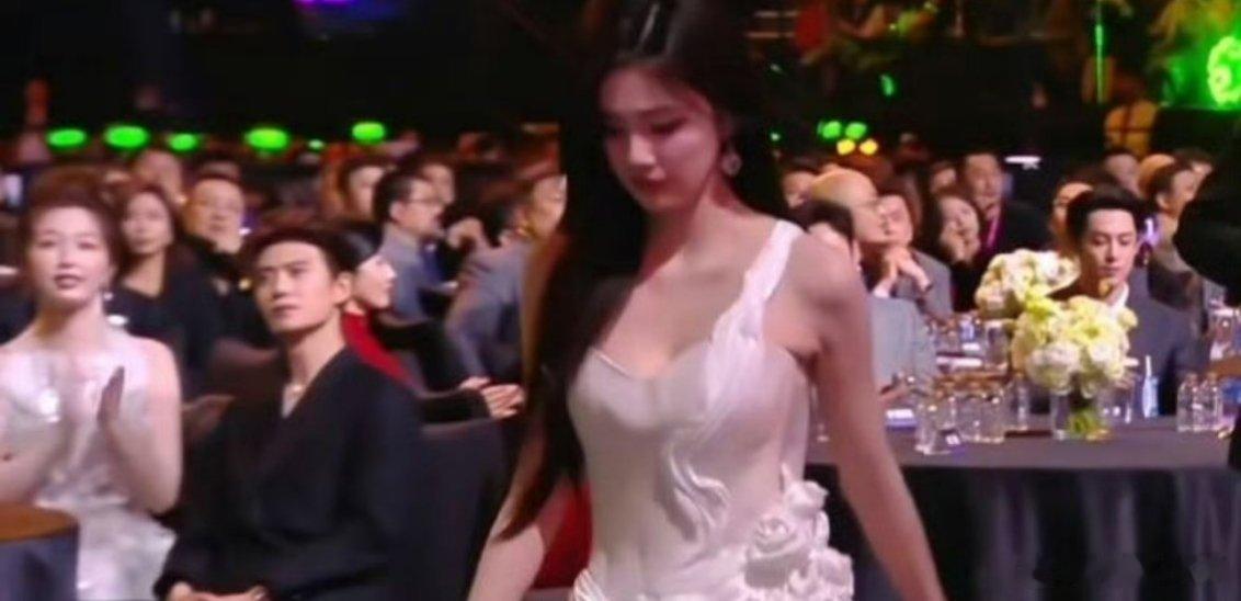 任嘉伦和白鹿怎么不算一种同框呢？ ​​​