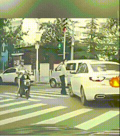 白车司机的驾驶证怎么来的？斑马线不知道礼让行人吗？[发怒]