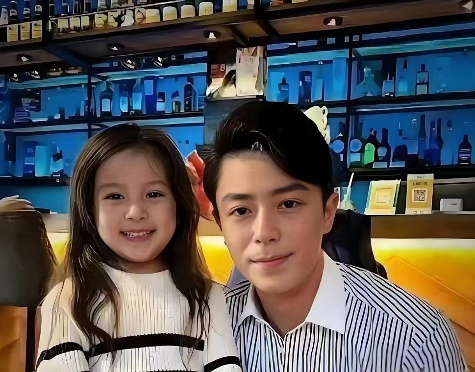 霍建华女儿的长相也太让人惊喜了，眉眼间妥妥遗传了妈妈的高颜值特征，颜值超亮眼 