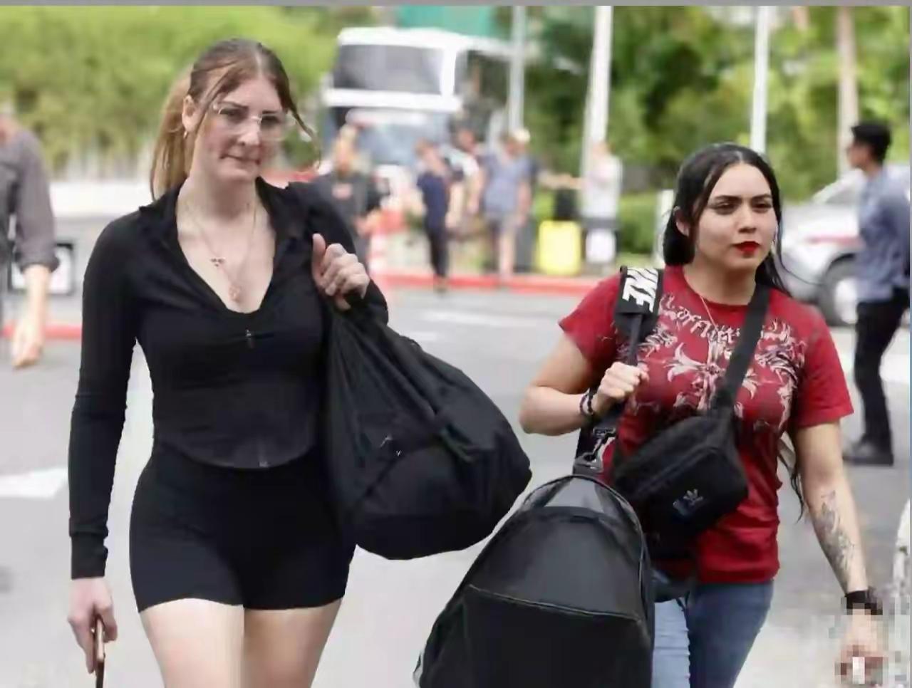美国林肯号航母靠岸泰国，上岸的女兵都这么精致，真是引人瞩目啊。

平常总以为美国