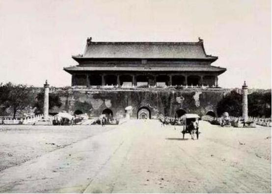 1969年末，中央打算对天安门城楼进行落架重建，然而施工过程中，工人们在旧天安门
