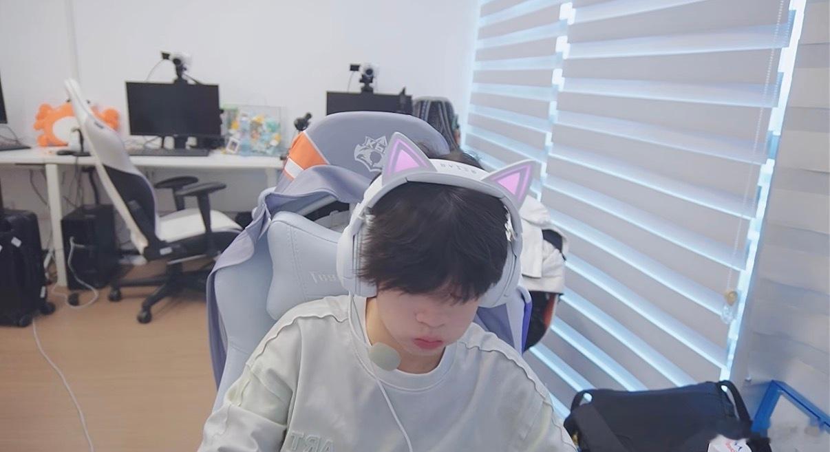 啊，我截了一张句可耐的耀祖 