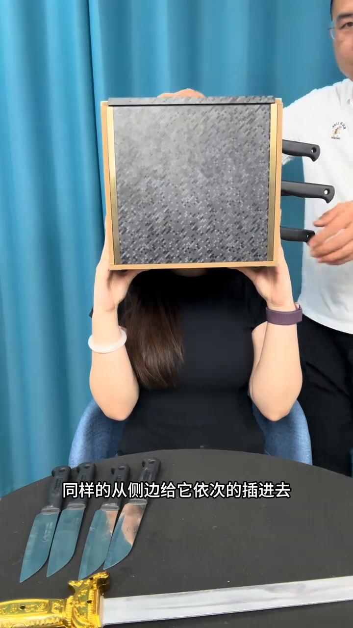 魔术大揭秘。
魔术都是假的。
·可以看到箱子里边有一个美女，接下来这里还有一个板