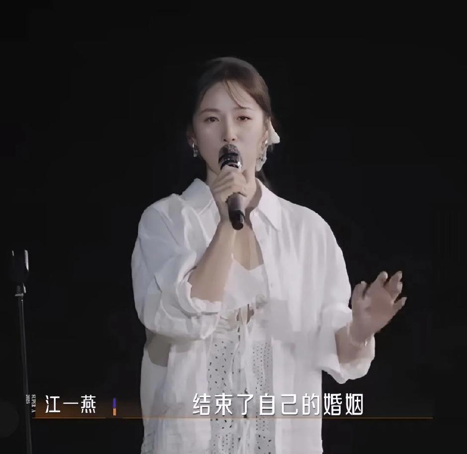 江一燕这位女艺人真经不起细琢磨。

你看她颜值不输章子怡、霍思燕，演技科班毕业，
