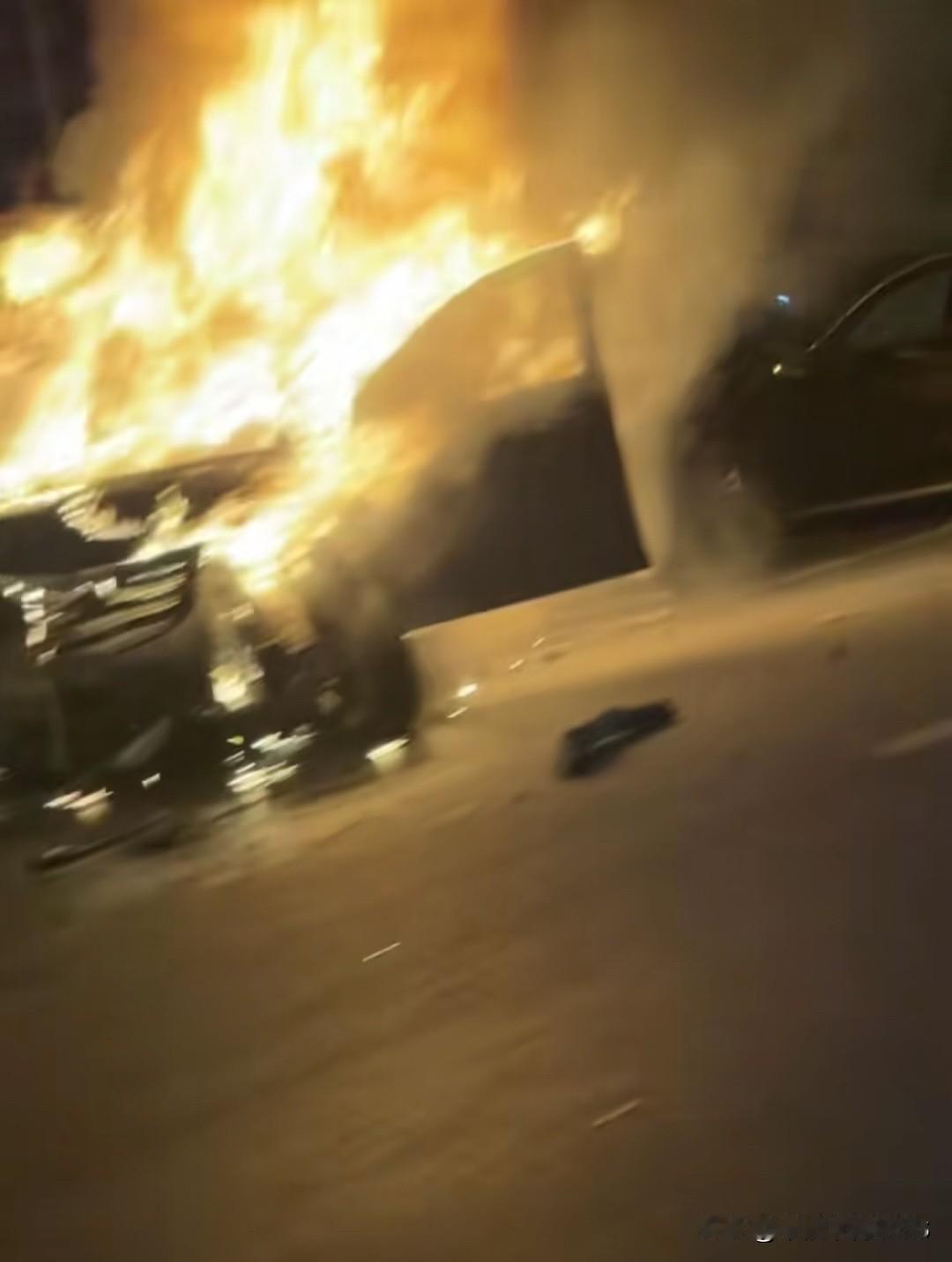 11月16日凌晨，湖南邵东街头一辆车出车祸后突然起火，浓烟滚滚。围观的人不少，可