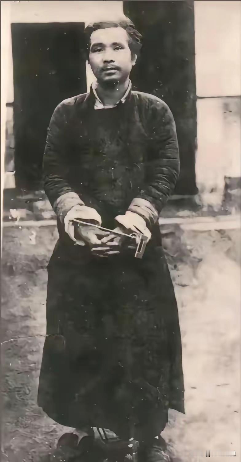 这是抗日英雄牟永大临刑前唯一的照片，拍摄于1935年1月25日，是他的家人用30