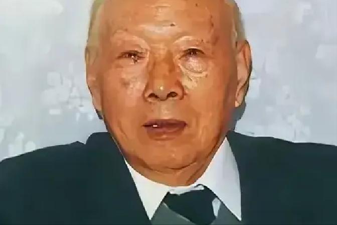 1985年，纽约机场，78岁的宋希濂步履蹒跚地走在候机大厅里。他远远看见一个熟悉