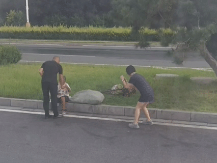 还有什么是真的！

原来给路边孤寡老人送水送钱的视频，是这样拍出来的，今天算是看