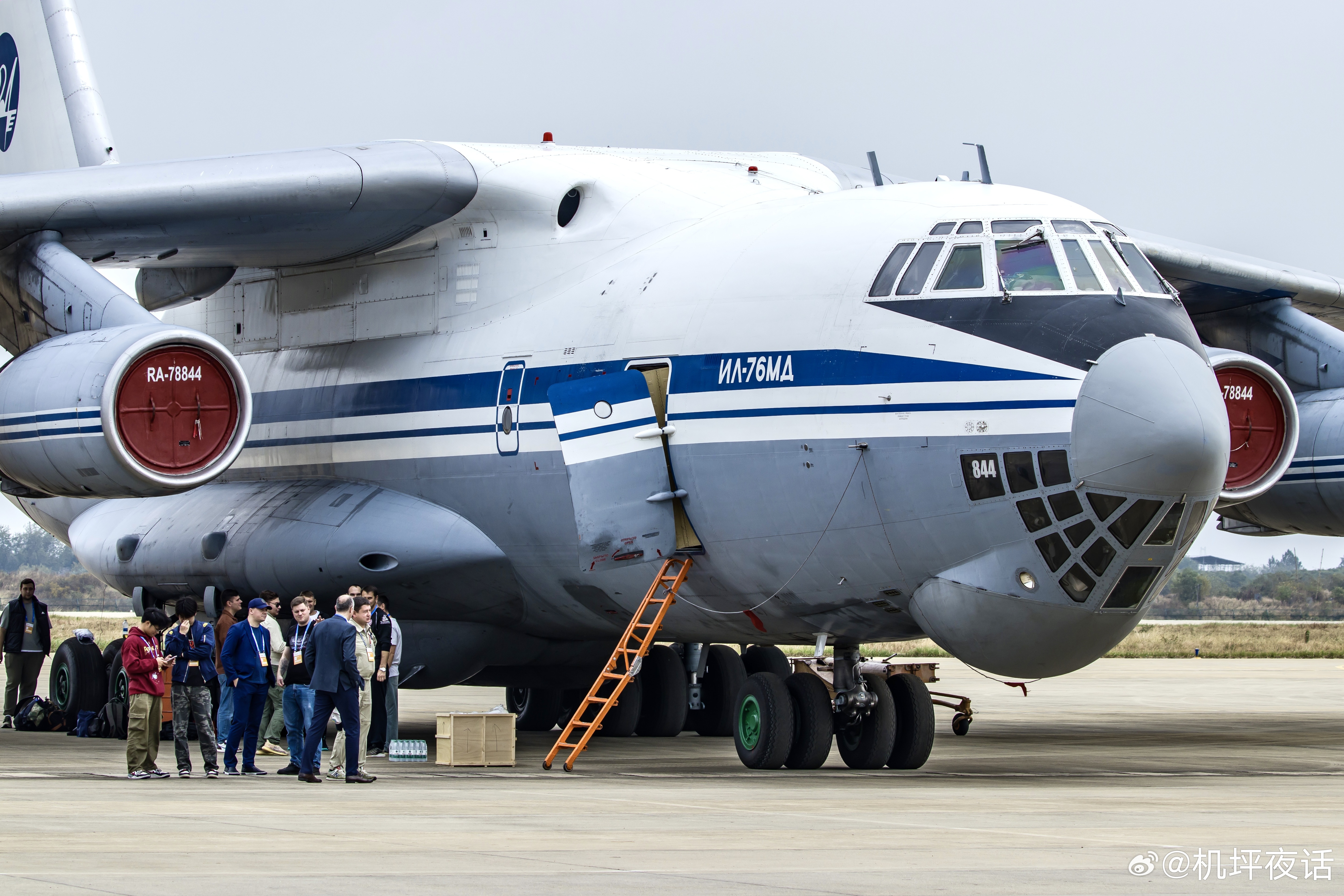 毛子的运输机确实是禁不起细看，粗糙的像是50年前的产物，什么？伊尔76是1971