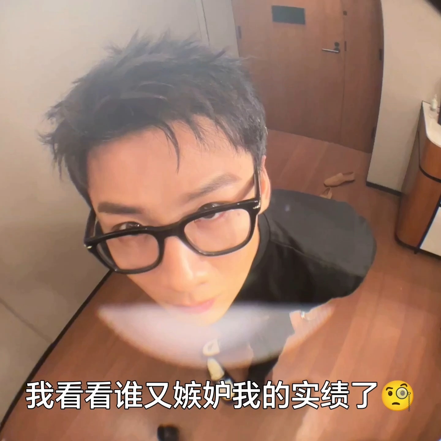 白敬亭  我看看🧐噢，白敬亭还没开机官宣新剧《不眠日》（甚至连男主名字都不知道